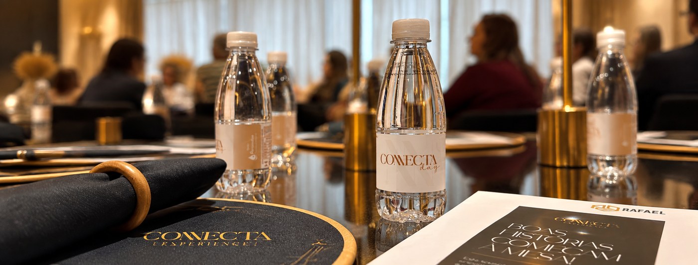 Mesa de evento corporativo com garrafas de água personalizadas